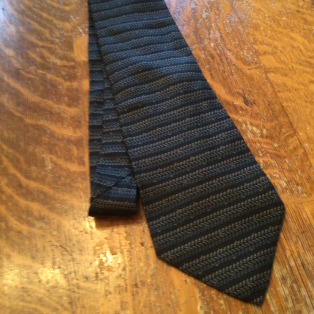 Mens DKNY NWOT Charcoal leaf print 100% silk necktie - Picture 4 of 6